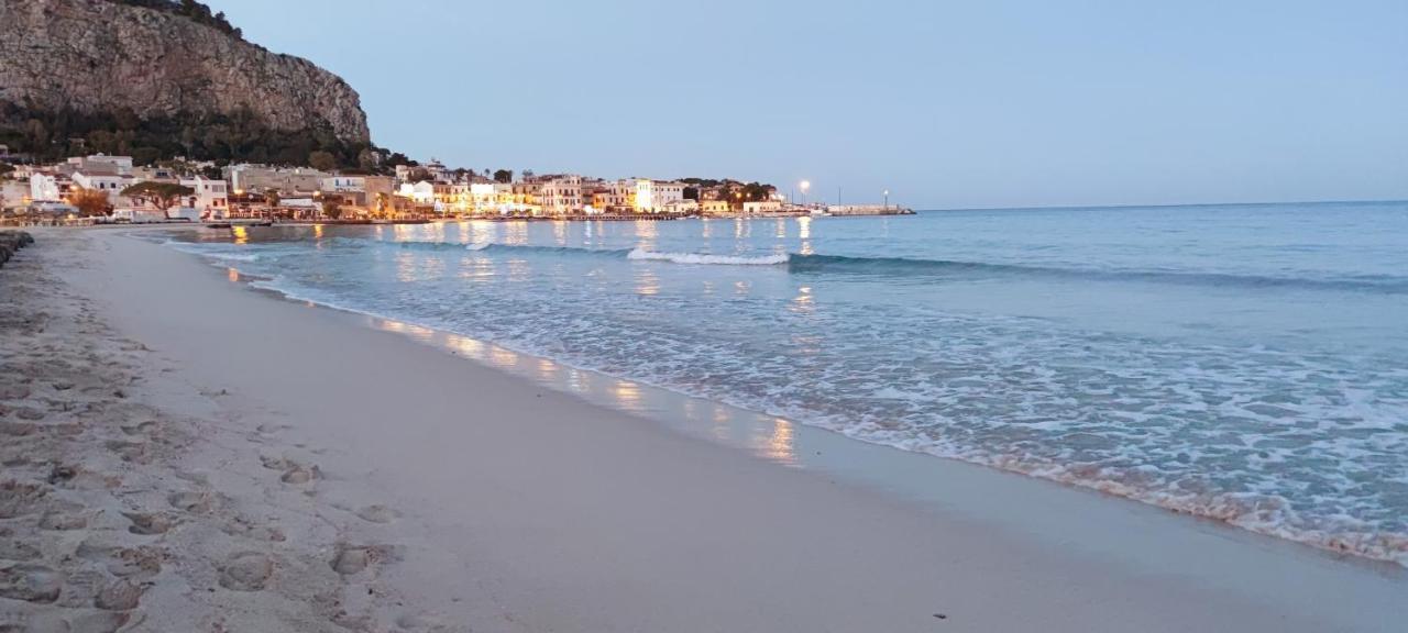 Appartamento La sirena sul mare di Mondello Esterno foto